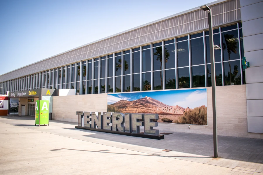 El Aeropuerto TFS se ubica a 60 kilómetros al suroeste de Santa Cruz de Tenerife.